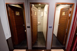Deluxe Shared Dormitory, Mixed Dorm, Shared Bathroom (8 Beds) | Bad | Dusj, toalettartikler (inkludert), hårføner og tøfler