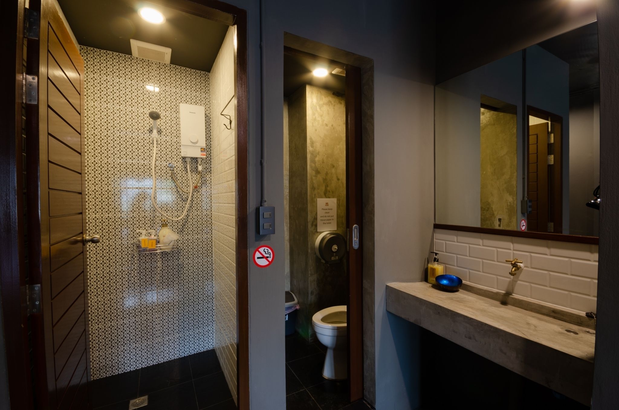 Un baño con ducha, inodoro y lavabo.