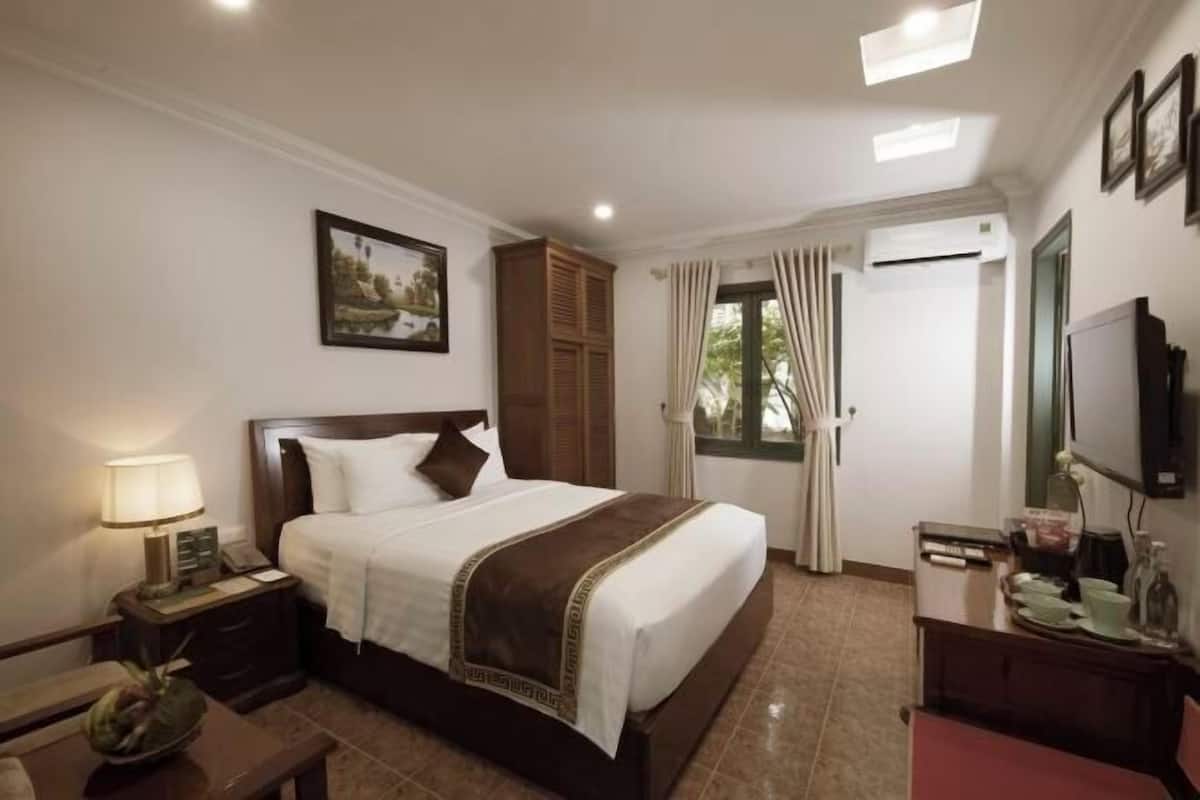 Minibar, in-room safe, desk, soundproofing