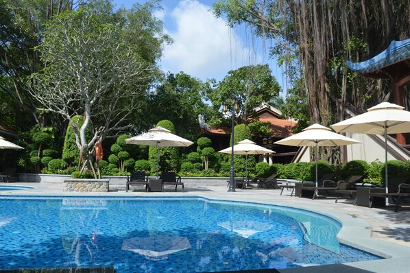 2 outdoor pools, pool umbrellas, pool loungers