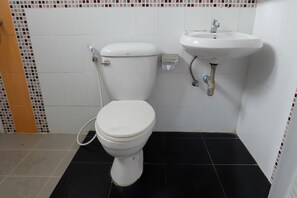Standard-Doppelzimmer | Badezimmer | Dusche, kostenlose Toilettenartikel, Handtücher