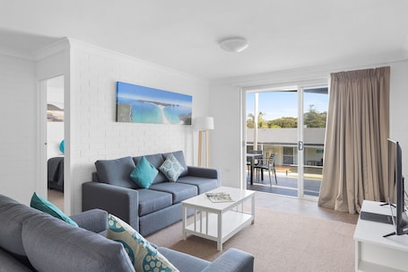 别墅, 2 间卧室, 海滨 | 起居区 | 50-英寸智能电视(配备数码频道)、电视、DVD 播放器. 芬格尔湾海滨假日度假村