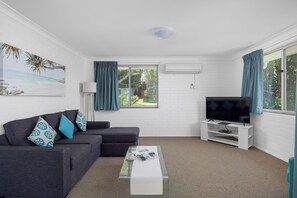 别墅, 2 间卧室, 海滨 | 起居区 | 50-英寸智能电视（配备数码频道）、电视、DVD 播放器