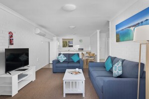 Villa, 2 Schlafzimmer, am Strand | Wohnbereich | 50-Zoll-Smart-TV mit Digitalempfang, Fernseher, DVD-Player