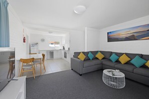 公寓 | 起居区 | 50-英寸智能电视（配备数码频道）、电视、DVD 播放器