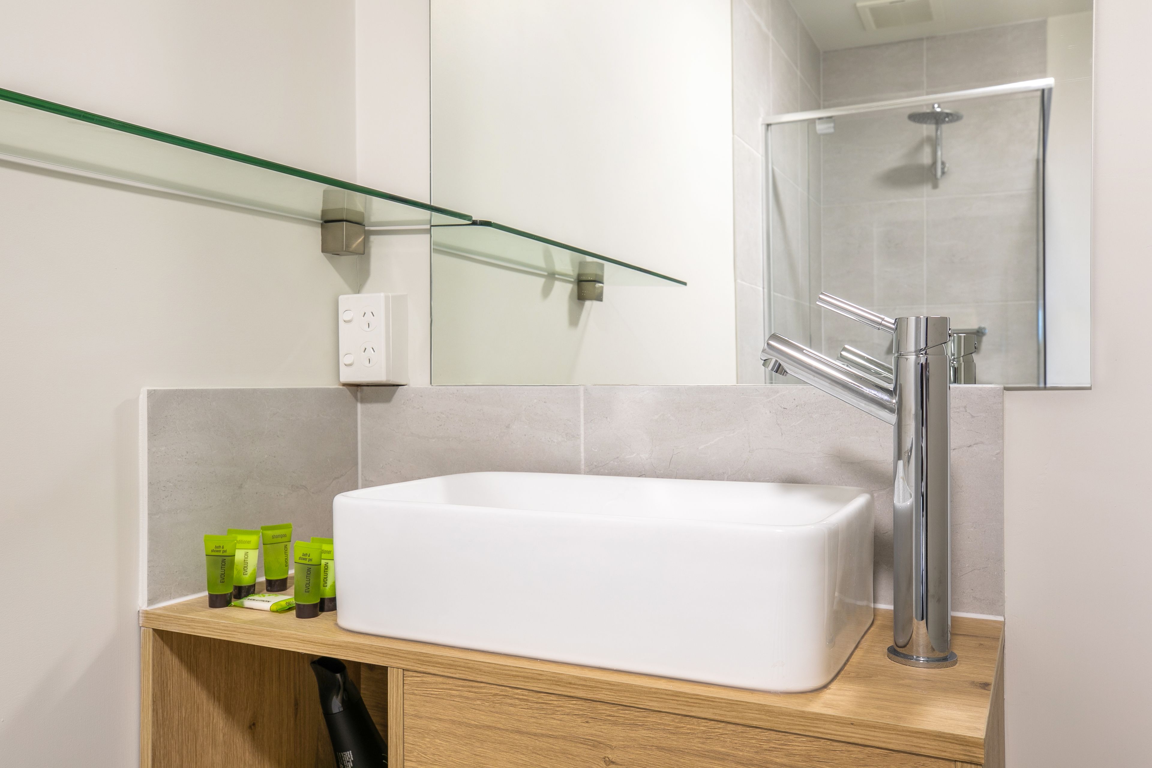 shower, rainfall showerhead, free toiletries, hair dryer