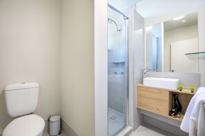 Shower, rainfall showerhead, free toiletries, hair dryer - Nightcap at Chardons Corner Hotel (Annerley)