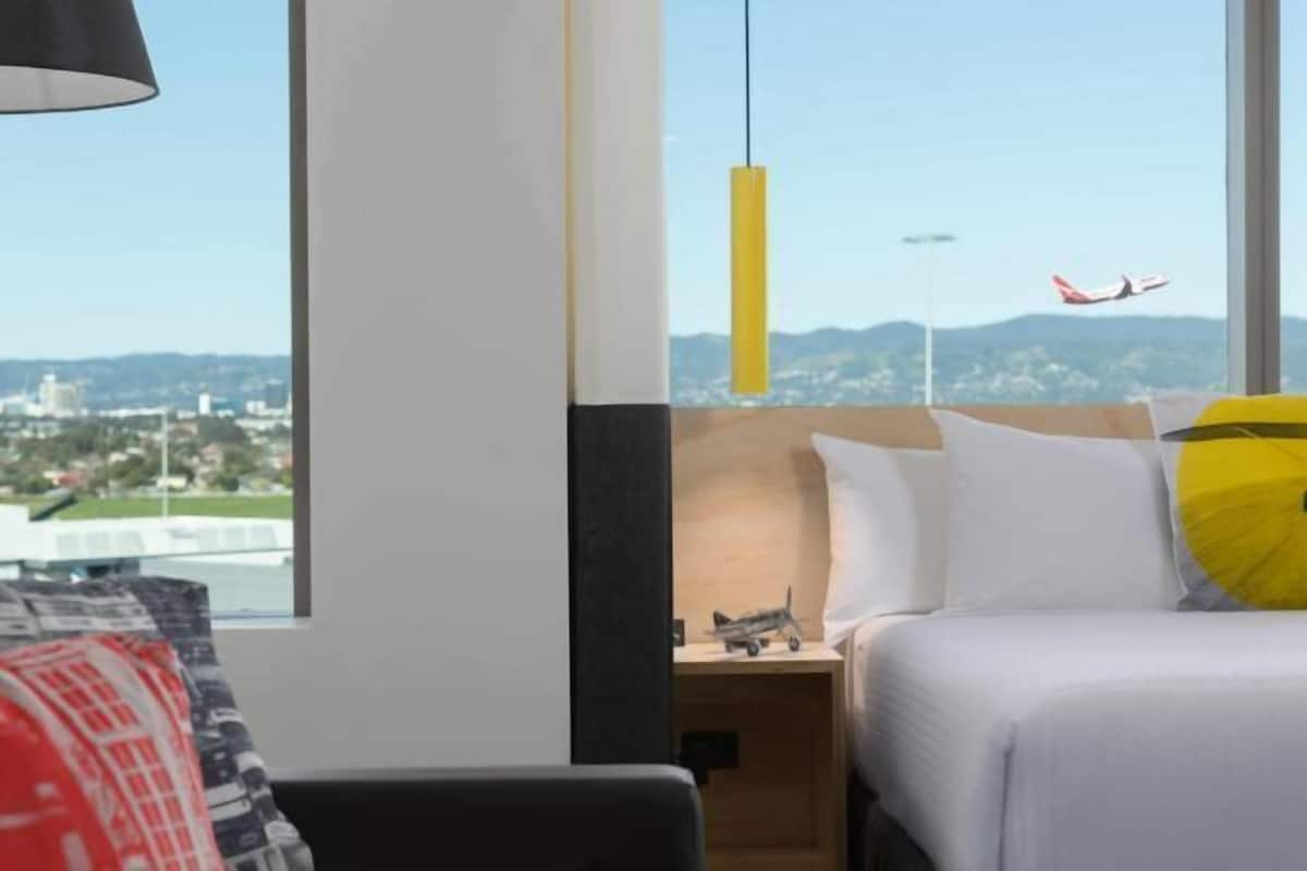 Hochwertige Bettwaren, Schreibtisch, Verdunkelungsvorhänge