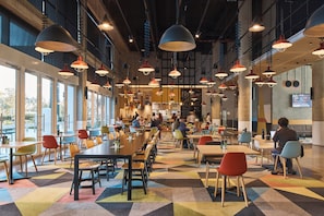 Breakfast, lunch and dinner served - Atura Adelaide Airport (Adelaide Airport)
