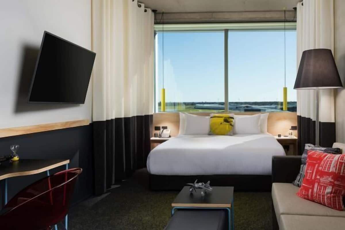 Hochwertige Bettwaren, Schreibtisch, Verdunkelungsvorhänge