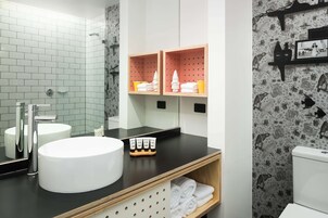 Douche, articles de toilette de luxe, serviettes fournies