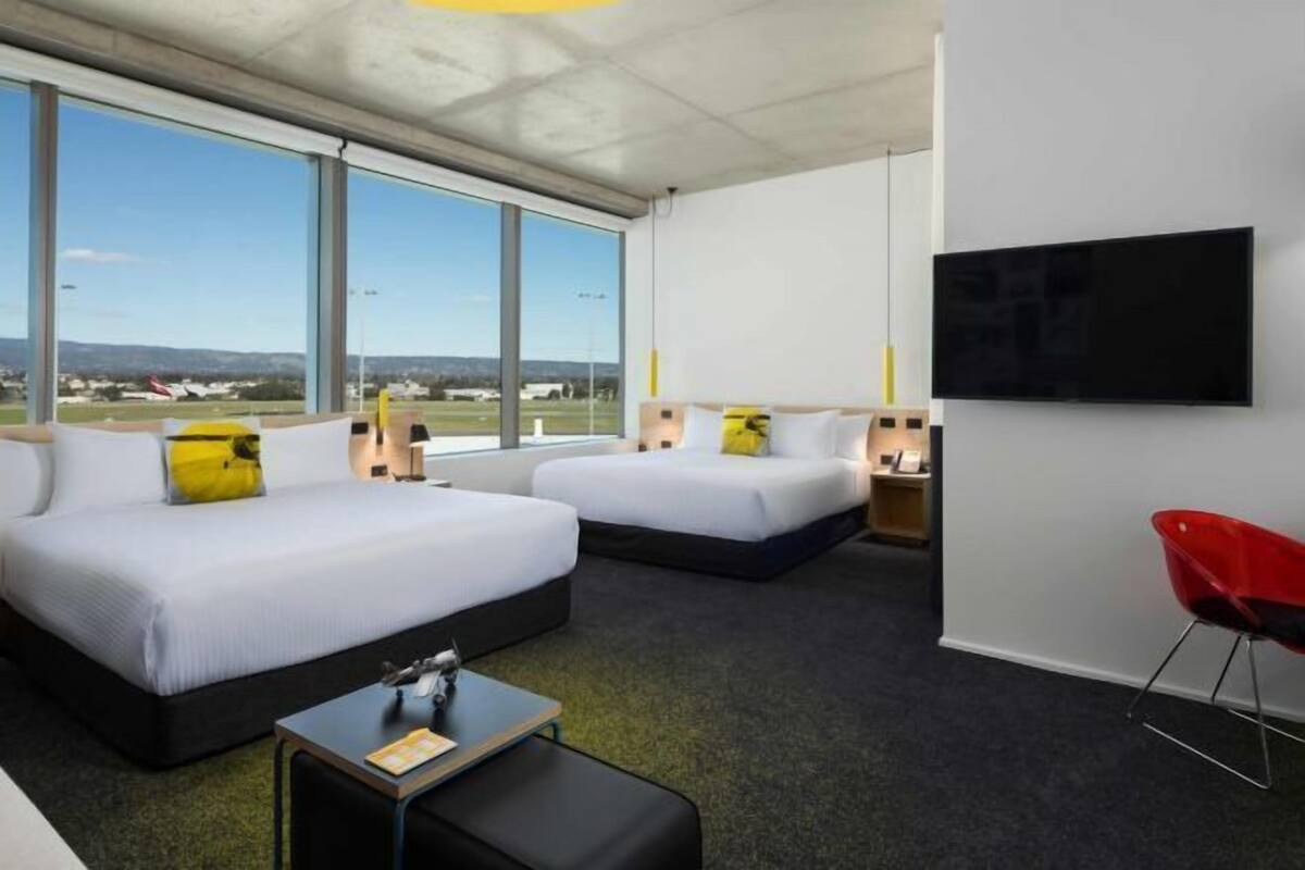 Hochwertige Bettwaren, Schreibtisch, Verdunkelungsvorhänge