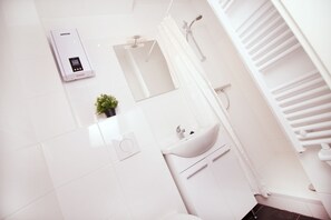 Suíte estúdio conforto, 1 cama King e sofá-cama | Banheiro | Toalhas de banho, papel higiênico