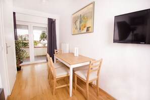 Comfort Studio Suite, 1 King Bed with Sofa bed | In-room dining