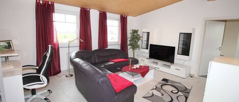 Condo exclusivo, 2 quartos, vista para o jardim | Área de estar | TV de tela plana