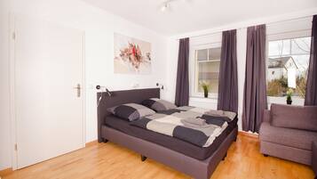 Comfort Studio Suite, 1 King Bed with Sofa bed | Premium bedding, desk, soundproofing, iron/ironing board