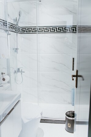 Superior Deluxe | Bathroom shower - PVL Suites (Dumaguete)