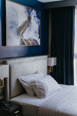 Deluxe | Desk, blackout drapes, iron/ironing board, free WiFi