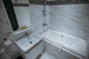 Suite Junior | Bagno | Doccia, set di cortesia gratuito, bidet, asciugamani