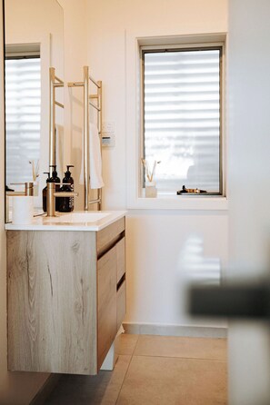 Casa, 1 habitación, vistas al mar (The Nook) | Baño | Artículos de higiene personal gratuitos, secador de pelo y albornoces