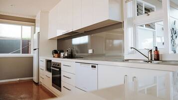 Casa, 1 habitación, vistas al mar (The Nook) | Cocina privada | Frigorífico, microondas, placa de cocina y cafetera o tetera