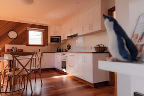 Casa, 2 habitaciones, vistas al mar (The House) | Cocina privada | Frigorífico, microondas, placa de cocina y cafetera o tetera