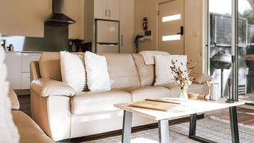 Casa, 1 habitación, vistas al mar (The Lookout) | Zona de estar | Una televisión de pantalla plana