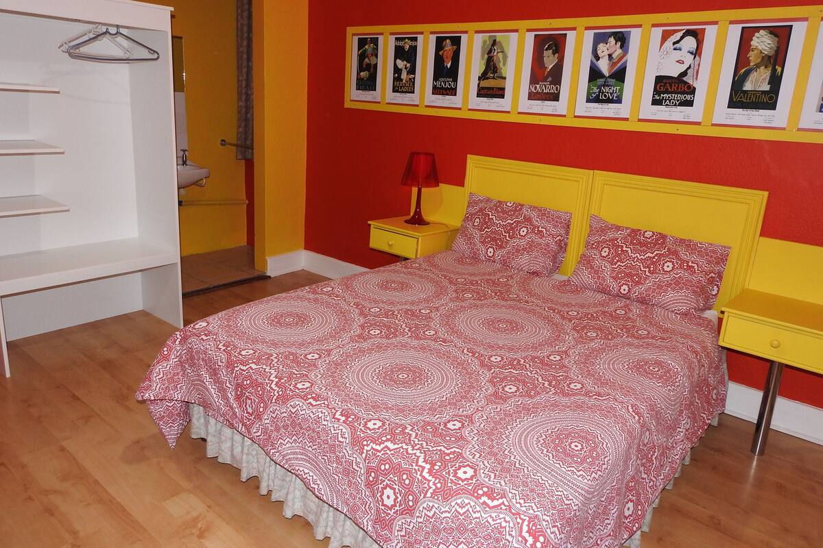 Phòng đôi cơ bản, 1 giường cỡ queen | Bàn, bộ trải giường