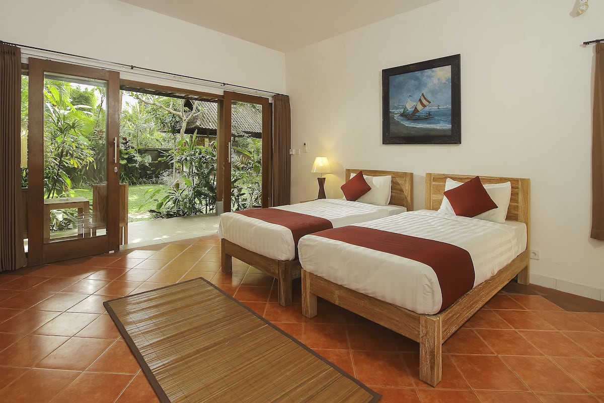 Superior Suite, 1 Bedroom, Kitchenette, Garden View | Desk, soundproofing, iron/ironing board, free WiFi