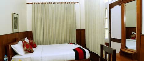 Deluxe Double Room, 1 Double Bed, Smoking, Mountain View | Minibar, desk, soundproofing, free WiFi