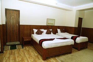 Doppia Classic, vista collina | Minibar, una scrivania, insonorizzazione, Wi-Fi gratuito