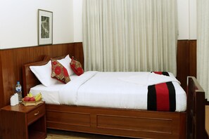 Kamar Double Deluks, 1 Tempat Tidur Double, Boleh Merokok, pemandangan gunung | Minibar, meja kerja, kedap suara, dan Wi-Fi gratis