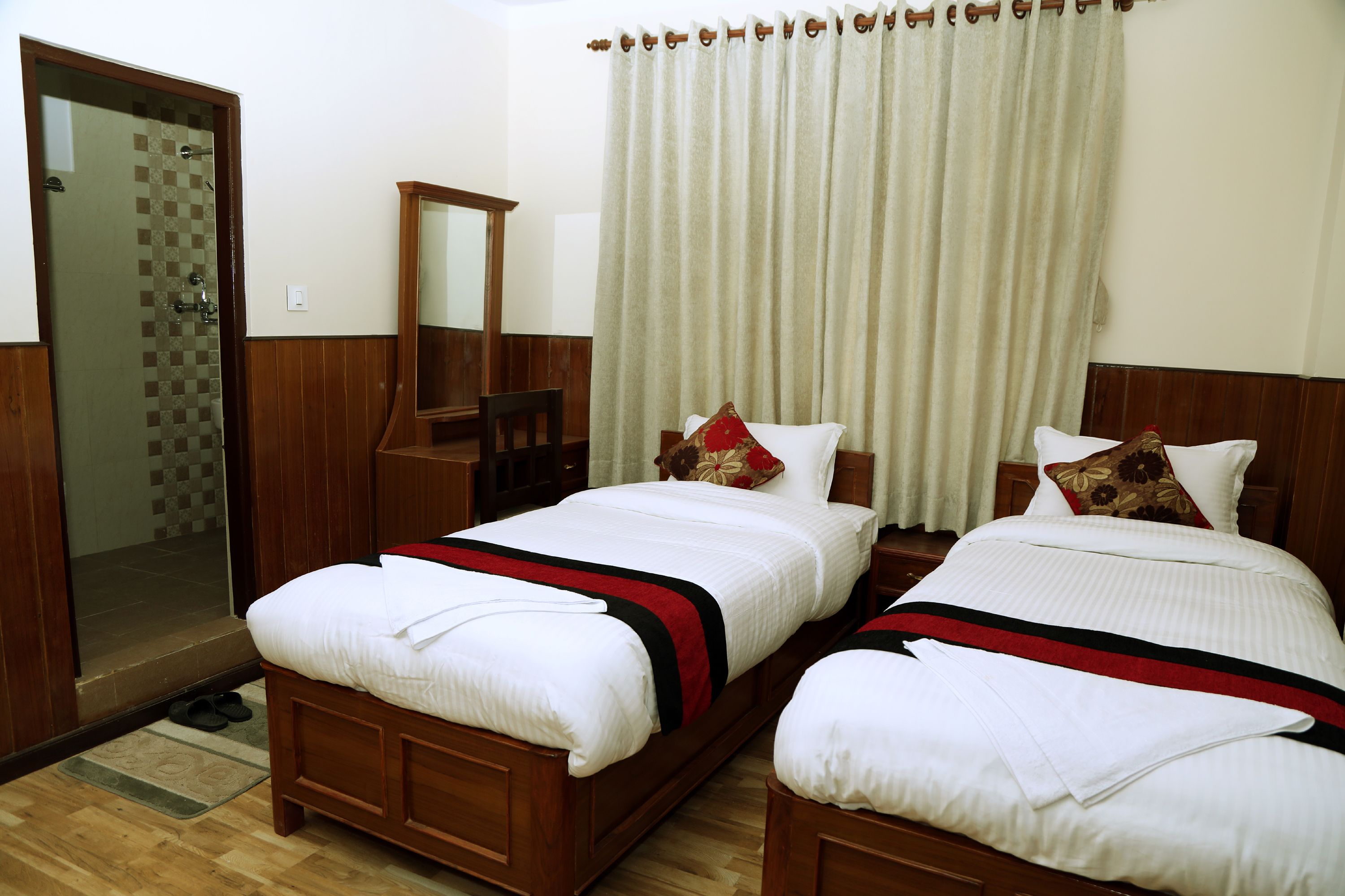 Habitación doble Deluxe, 1 cama matrimonial, para fumadores, vista a la montaña | Minibar, escritorio, insonorización y wifi gratis 