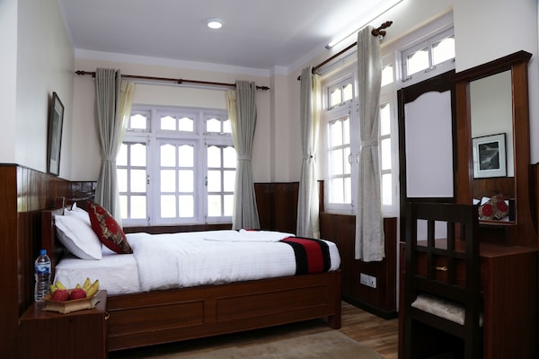 Deluxe Double Room, 1 Double Bed, Smoking, Mountain View | Minibar, desk, soundproofing, free WiFi