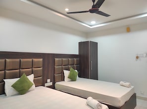 Deluxe Twin Room | Desk, soundproofing, free WiFi, bed sheets - Indira Lodge (East Jorhat)