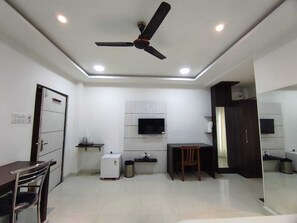 Bureau, chambres insonorisées, Wi-Fi gratuit, draps fournis