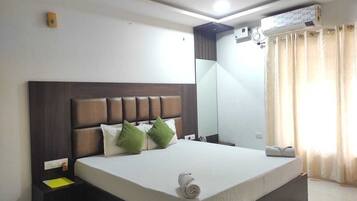 Executive Room | Desk, soundproofing, free WiFi, bed sheets