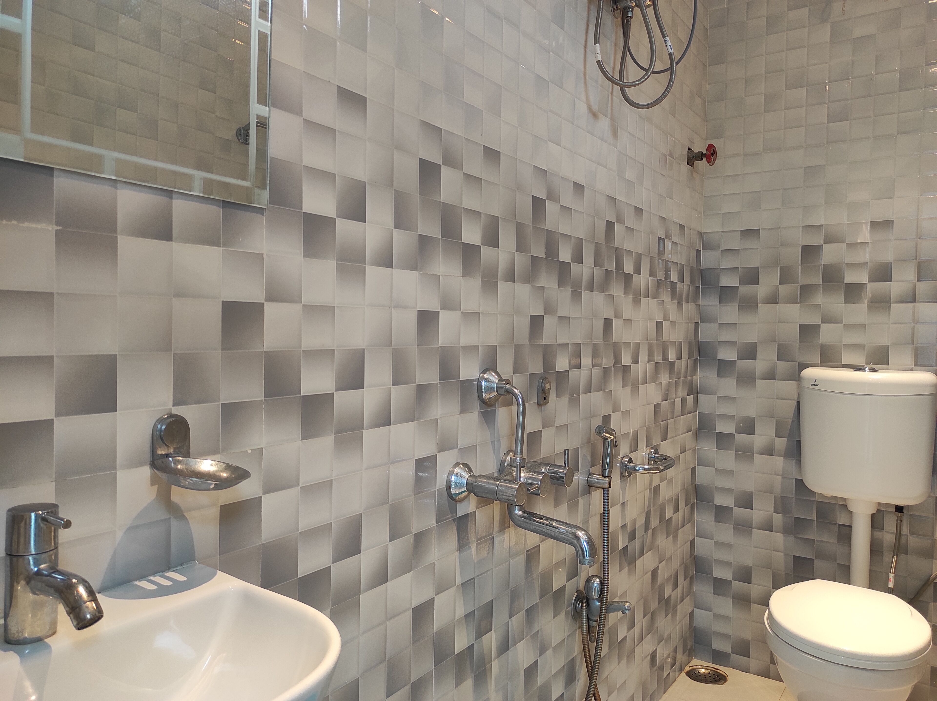 Deluxe Twin Room | Bathroom | Shower, towels