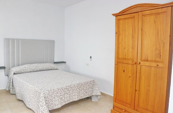 1 bedroom, bed sheets