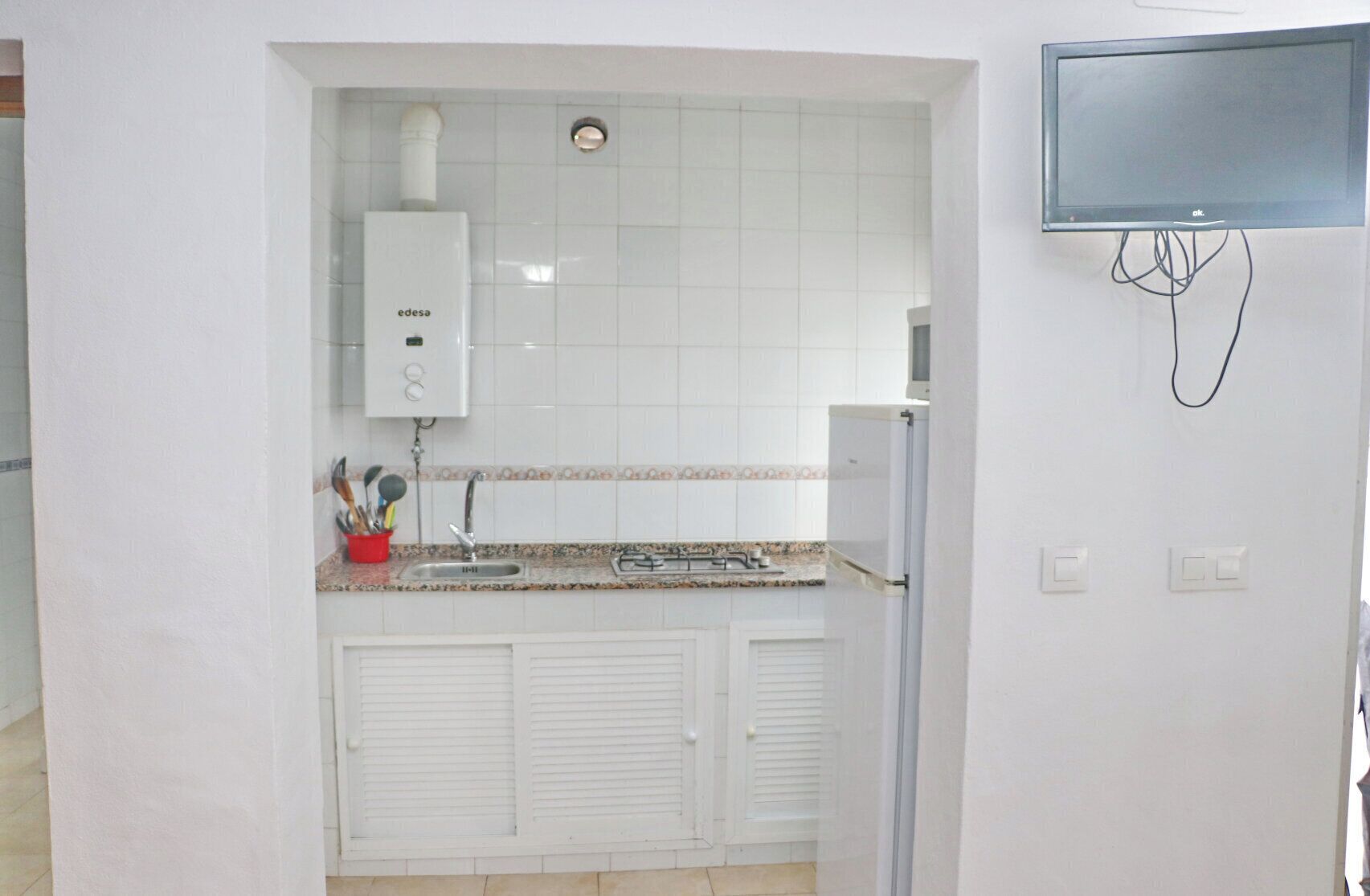 Frigorífico, microondas, placa de cocina y cafetera o tetera