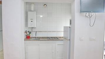 Frigorífico, microondas, placa de cocina y cafetera o tetera