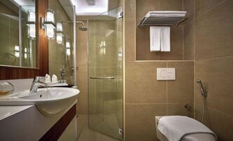 Chuveiro, produtos de toalete grátis, toalhas de banho 