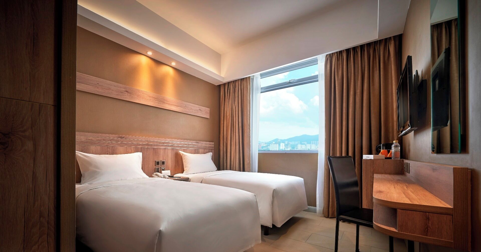 Minibar, brankas, meja kerja, dan ruang kerja ramah laptop