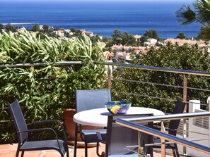 Outdoor dining - Beautiful private villa for 4 people with WIFI, private pool, A/C, TV, terrace and panoramic view (Xàbia)