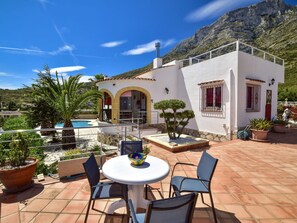 Outdoor dining - Beautiful private villa for 4 people with WIFI, private pool, A/C, TV, terrace and panoramic view (Xàbia)
