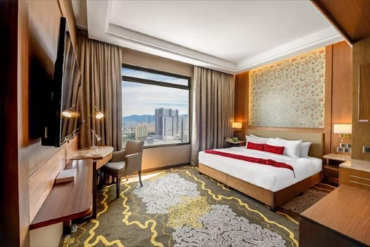 1 bedroom, premium bedding, down comforters, in-room safe