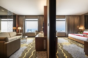 Executive Suite | 1 bedroom, premium bedding, down comforters, in-room safe