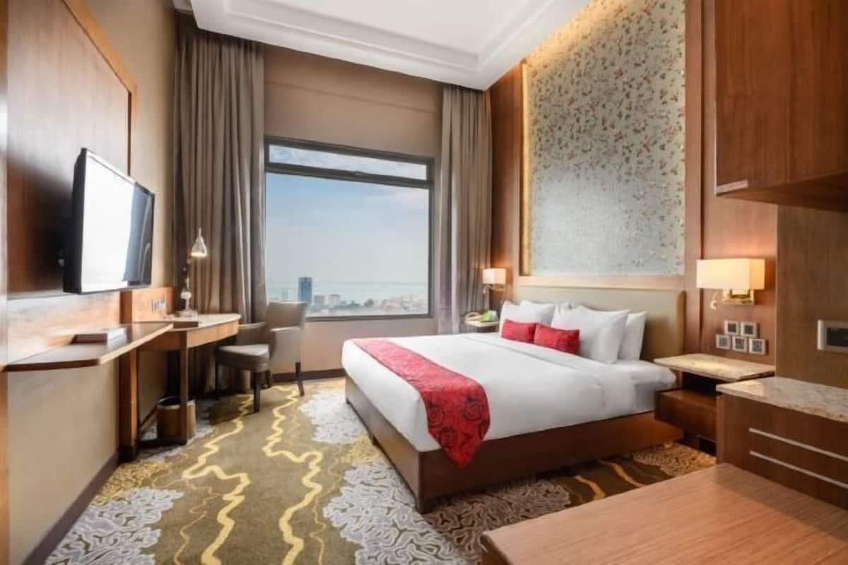 1 bedroom, premium bedding, down comforters, in-room safe