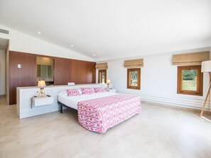 6 bedrooms, travel cot, free WiFi