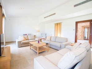 TV - Beautiful private villa for 12 guests with WIFI, private pool, A/C, TV, patio and panoramic view (Costitx)